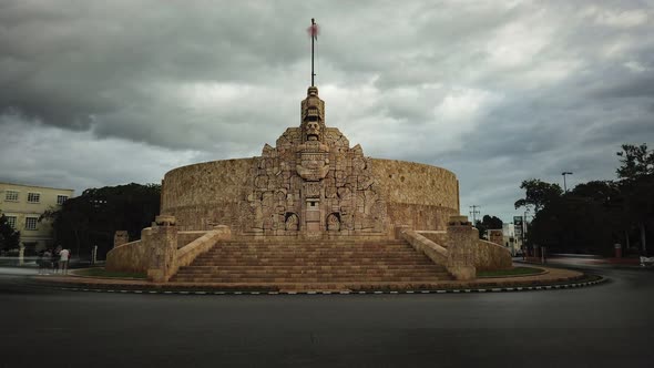 Motion blur time lapse of the monument to the homeland on the Paseo de Montejo in Merida, Yucatan, M alt