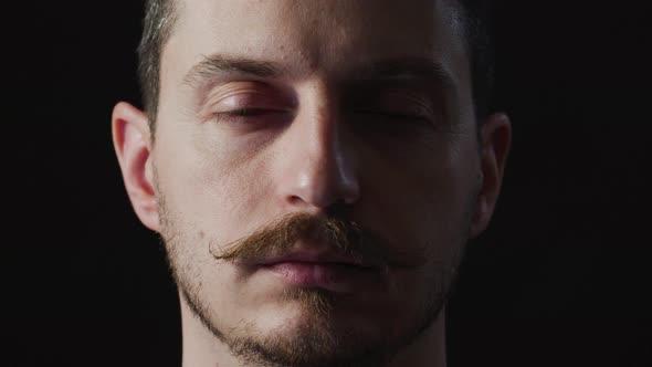 Man opening and closing eyes alt