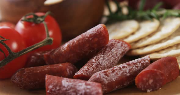 Crispy biscuits, tomatoes and carrots alt