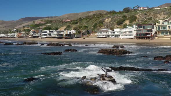 Beautiful beachfront homes on famous Malibu Beach near Los Angeles, California, USA. Panning shot ov alt