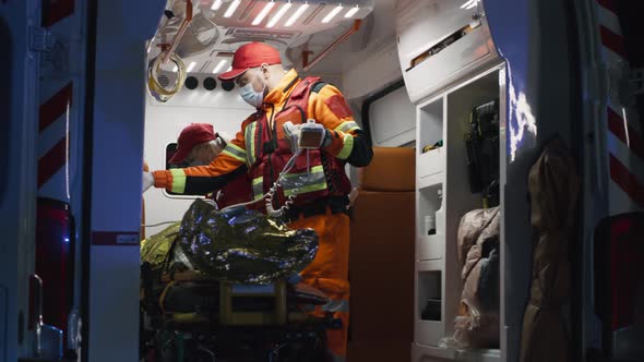 Paramedics Preparing Equipment in Van alt