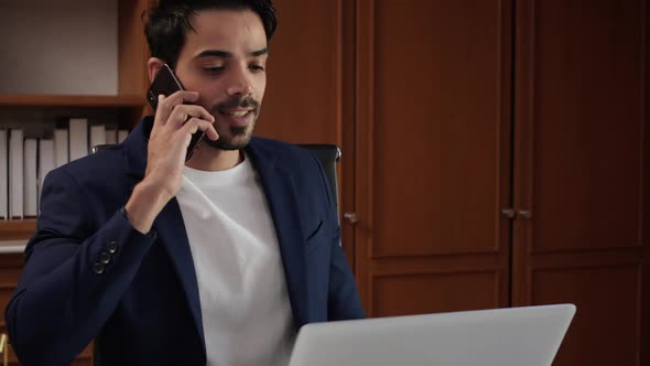 Business man talking with smartphone alt