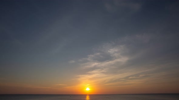 Time Lapse Sunset Above The Ocean alt