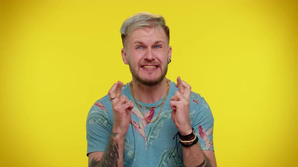 Young Man Waiting for Good Luck Loses Becoming Surprised Sudden Lottery Results Bad Fortune Loss alt