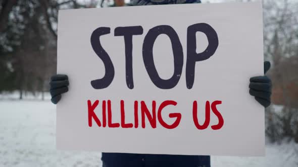 Placard Stop Killing Us Calls Police To End Violent Racial Discrimination alt