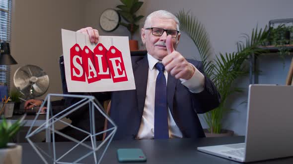 Senior Business Manager Showing Black Friday Sale Word Advertisement Inscriptions Banner in Office alt