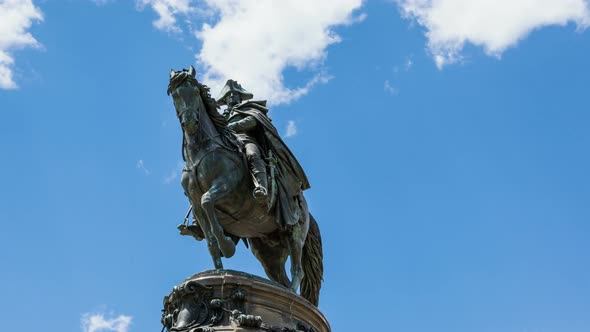 4k Timelapse  of George Washington statut with clouds moving on background - UHD