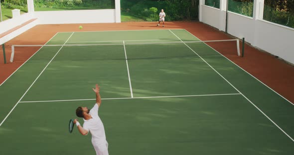 Tennis players playing a point alt