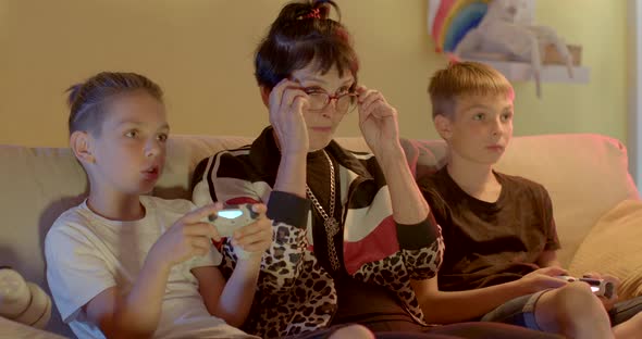 Child Tells Modern Grandmother Terms Video Game alt