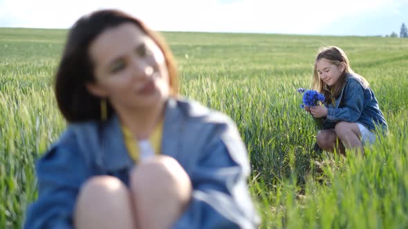 Family Walk in Summer Day Friendly Family Concept alt