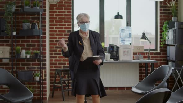 People with Addiction Arriving at Aa Meeting Therapy Session with Psychologist During Pandemic alt