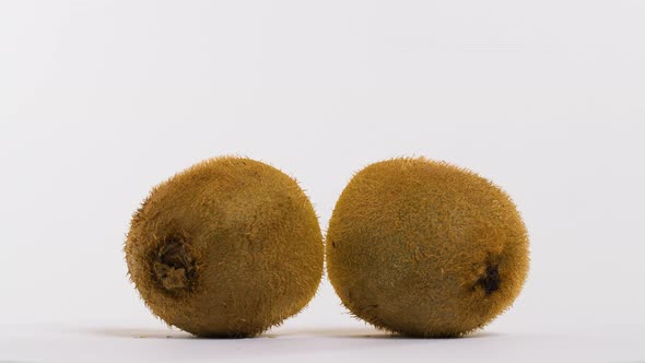 Kiwi Cuts on a Rotating Plate alt