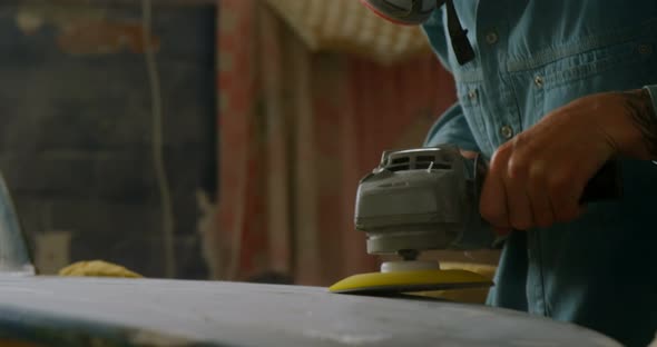 Man grinding surfboard 4k alt