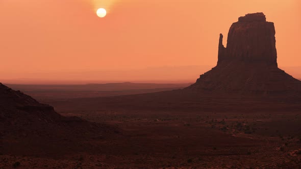 Monument Valley, USA | Close-up sunrise shot in the park