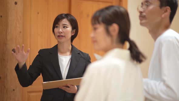 A female employee who guides the property alt