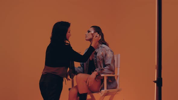 Retro Fashion Model gets Make Up alt