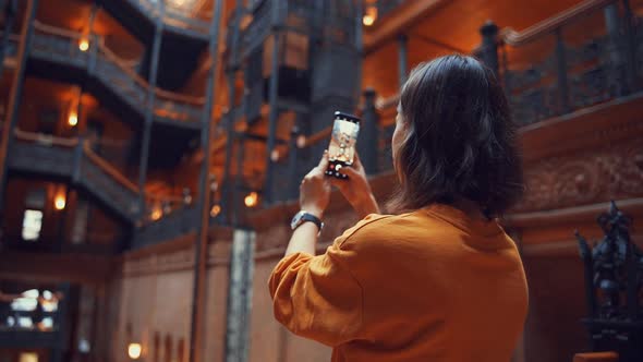 Young tourist in a building alt