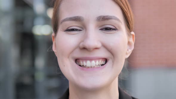 Close up of Smiling Young Woman Face alt