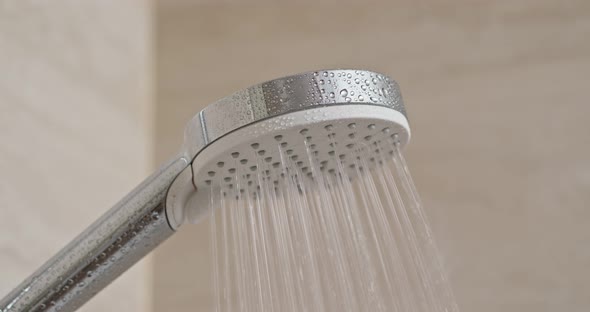 Water flow in the shower head alt