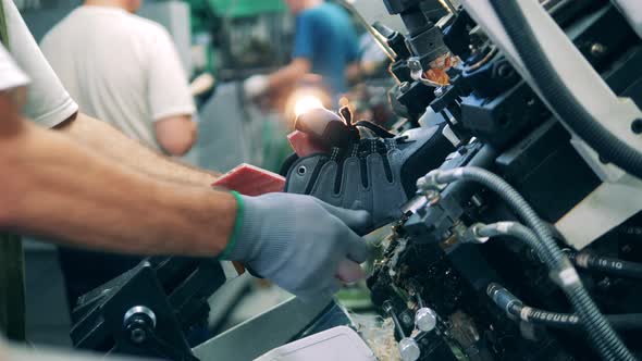 Lasting Mechanism Is Shaping a Boot Under Worker's Control alt