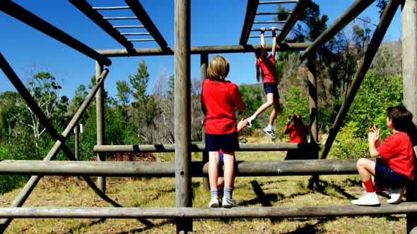 Trainer training kids in the boot camp alt