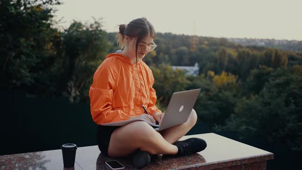 The Ambitious Student Takes Notes From the Online Course alt