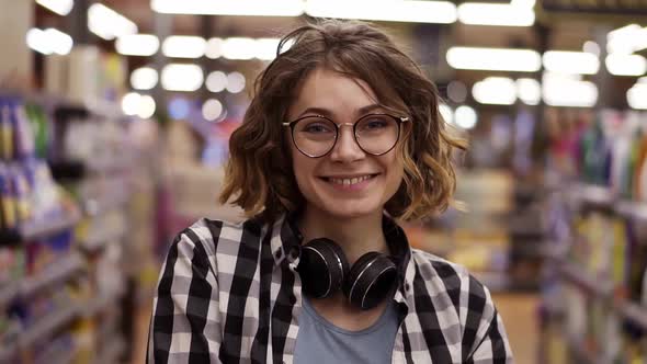 Portrait Young Woman Stands in Front of the Camera and Smiles in Supermarket Feel Happy Girl alt