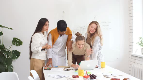 Excited Young Team of Business Women alt