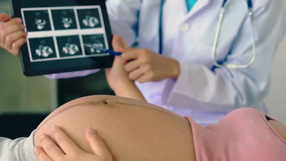 Pregnant Woman and Gynecologist Doctor at Hospital alt