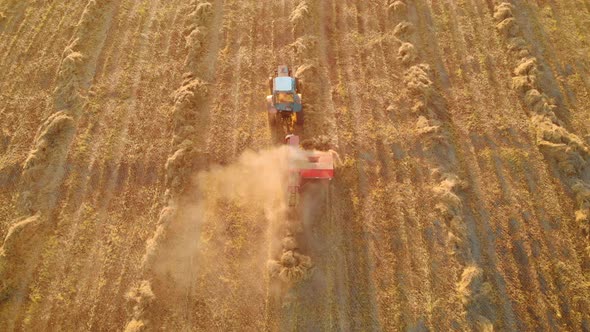 Aerial View of Tractor with Hay in the Field. Bales of Hay Stacked in the Trailer, Agricultural Work alt