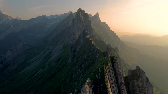 Schaefler Altenalptuerme Mountain Ridge Swiss Alpstein Appenzell Innerrhoden Switzerlandsteep Ridge alt