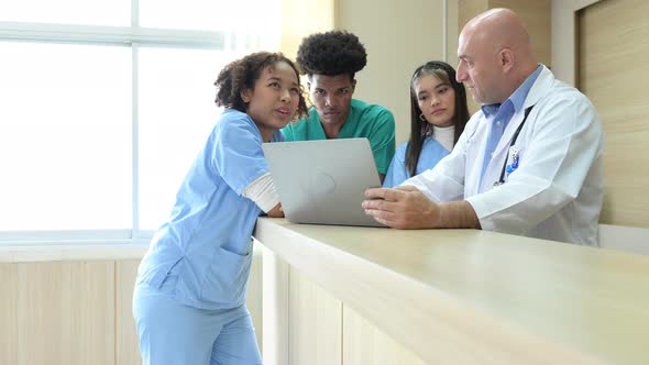 A medical professor gives advice on patient examinations to medical students practicing alt