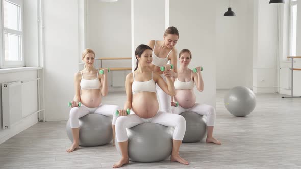Responsive Caucasian Fitness Couch Teaching Training Pregnant Women
