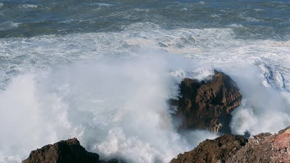 Atlantic Ocean Waves Crashing on Rocks alt