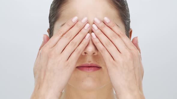 Studio portrait of young, beautiful and natural blond woman alt