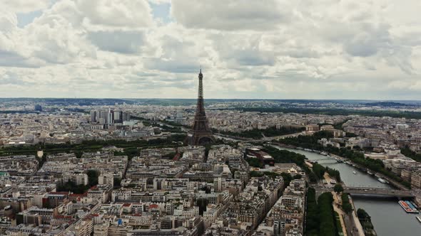 Horizontal Panning From a Drone a General View of the Historic Center of Paris alt