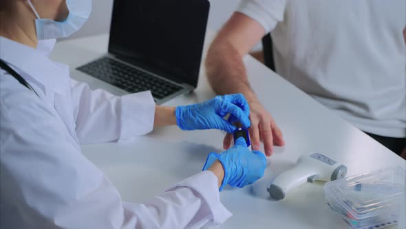 Pulse Oximetry for Monitoring Oxygen Saturation at Doctor Appointment alt