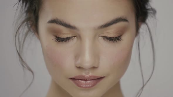 Close-up Portrait of Girl with Healthy Skin and Perfect Teeths Smiling To Camera alt