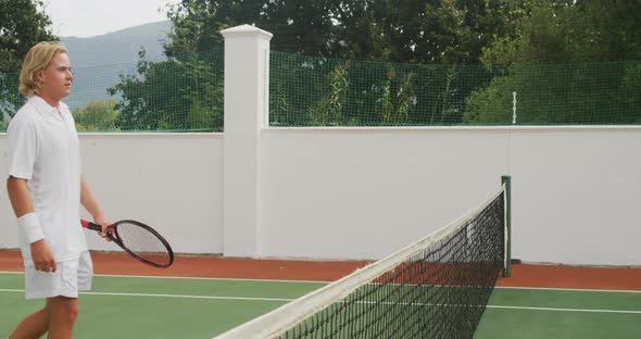 Tennis players shaking hands alt