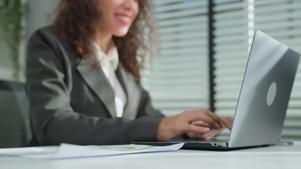 Close up of Latino beautiful business woman smile while work in office. alt