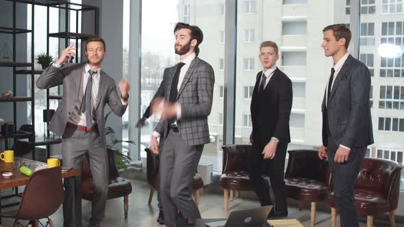 Happy Business Team in Office alt