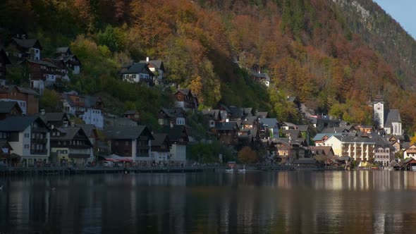 Autumn Colors in Famous Tourist Destination Idillyc Town Hallstatt in Austrian Mountain Alps alt