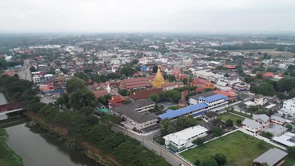 Aerial Footage of Wat Phra That Hariphunchai, The Famous Buddhist temple in Lamphun, Thailand, Surro alt