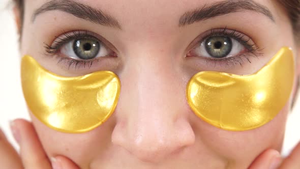 Woman Gold Patches Under Eyes  alt