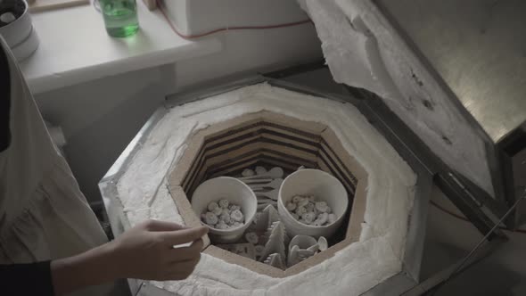 Ceramist is opening oven alt