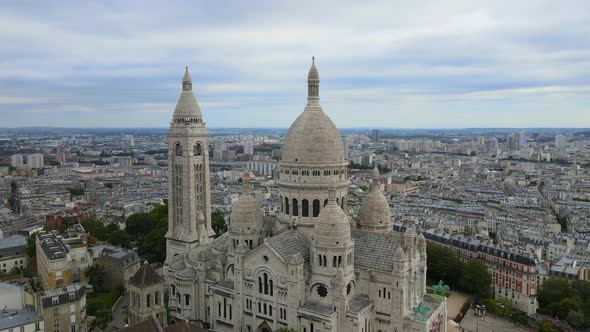 Slow parallax around the Basilica of the Sacred Heart of Paris alt