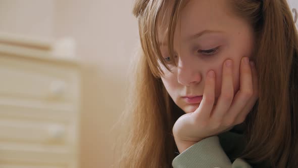 The Girl Is Bored Close Up alt