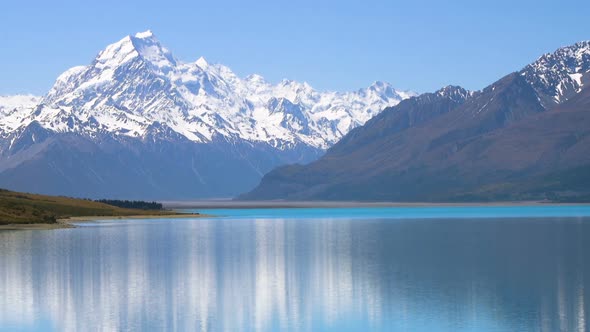 Mt Cook with beautiful water reflection on lake Pukaki, New Zealand alt