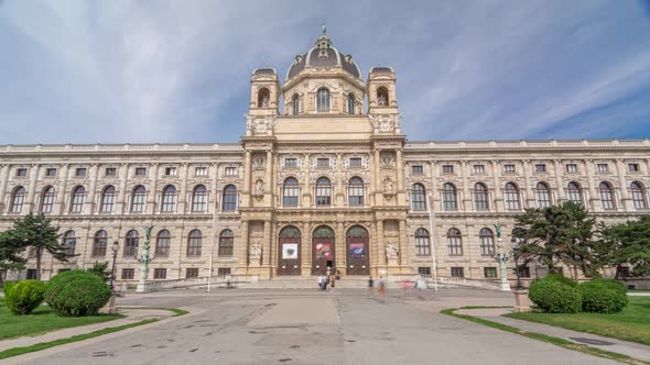 Beautiful View of Famous Naturhistorisches Museum Timelapse Hyperlapse with Park and Sculpture in alt