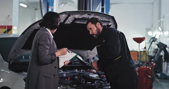 Customer Lady in a Suit in a Service Auto Have a alt
